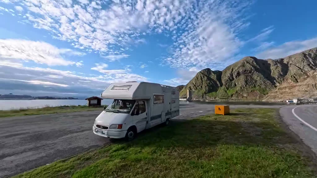 Il camper Gremo 2 parcheggiato in un'area sosta in montagna