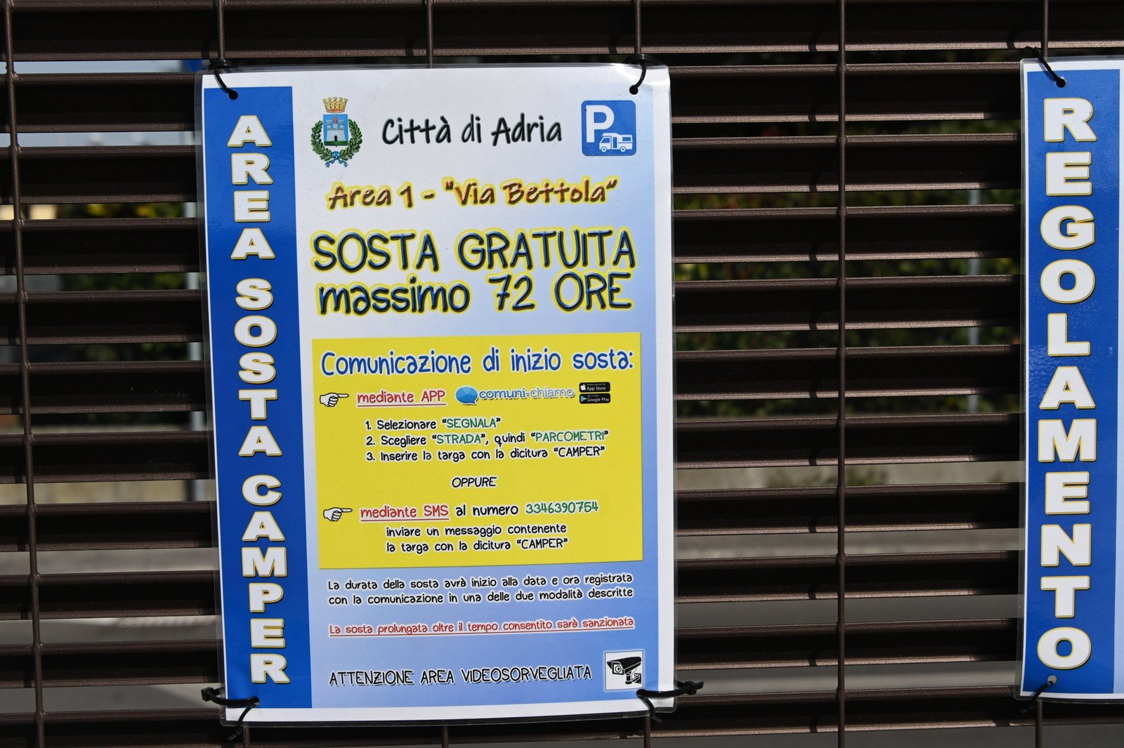 Il cartello all'ingresso: sosta gratuita fino a 72 ore, con avviso di inizio sosta via app o SMS