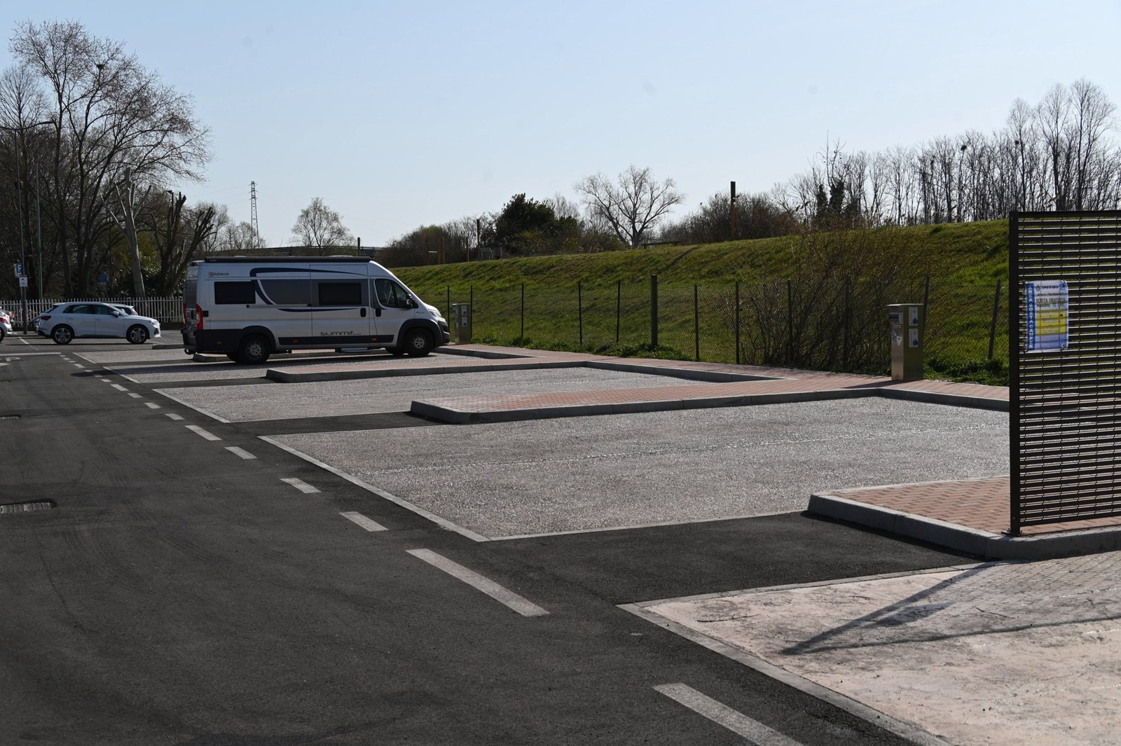 L'area camper di via Bettola ad Adria, con le colonnine e il cartello del Comune